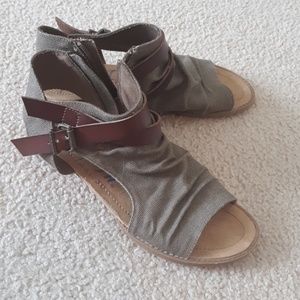 BLOWFISH light brown sandals